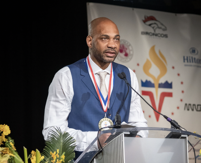 Williamson delivering remarks while accepting his Hall of Fame trophy (J Mariah Images)
