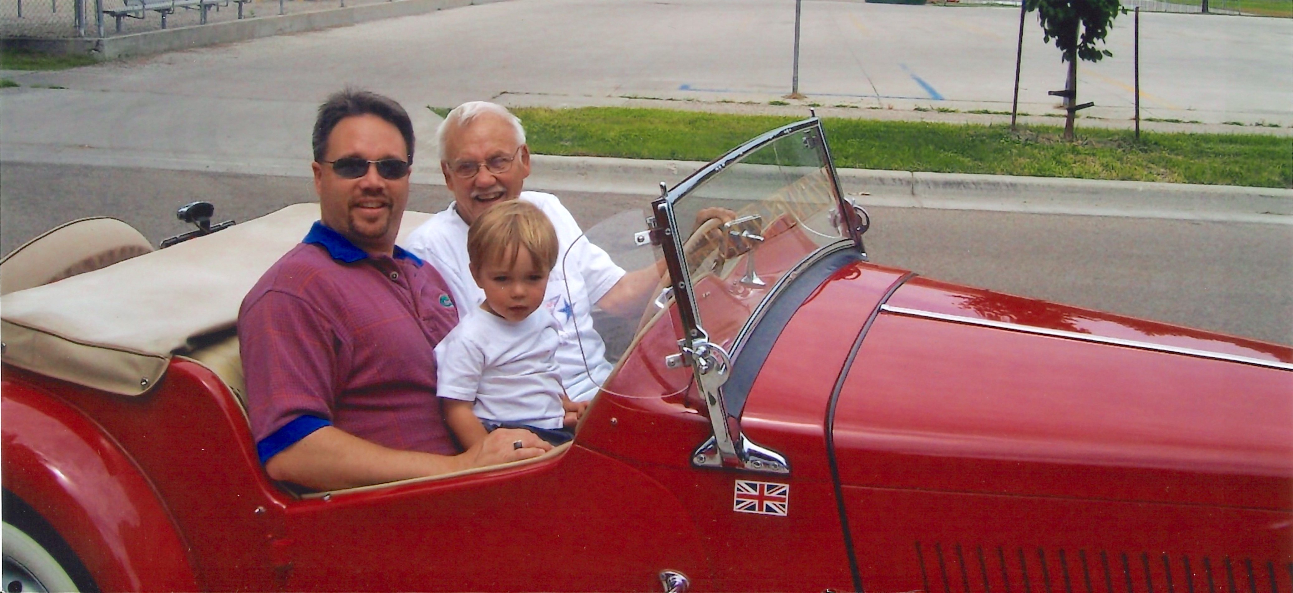 "The Olsen Boys" in a classic MG TD from the historic British car brand: Chris, his father R.D. and son Ross