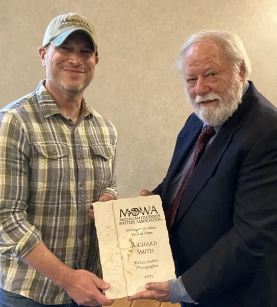 Drew YoungeDyke of MOWA presented Smith with a plaque for the Hall of Fame Induction.