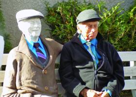 Niemisto with the statue (Mining Journal photo)