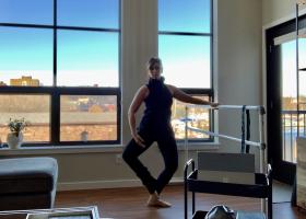 Grundstrom in a living room teaching students connected via the computer in front of her.