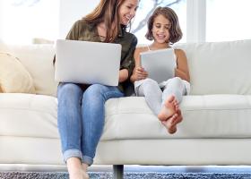 Computer use (stock photo)