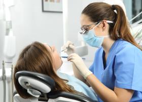 Dental hygienist (stock photo)
